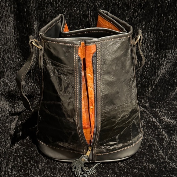 Elegant Black and Gold Women's Duffel Bag- Roberto Roma - Picture 3 of 11